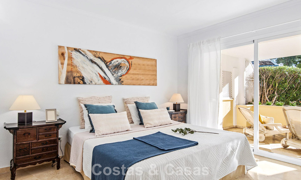 Zeer ruim tuinappartement te koop in een beachfront complex op de New Golden Mile tussen Marbella en Estepona 792124