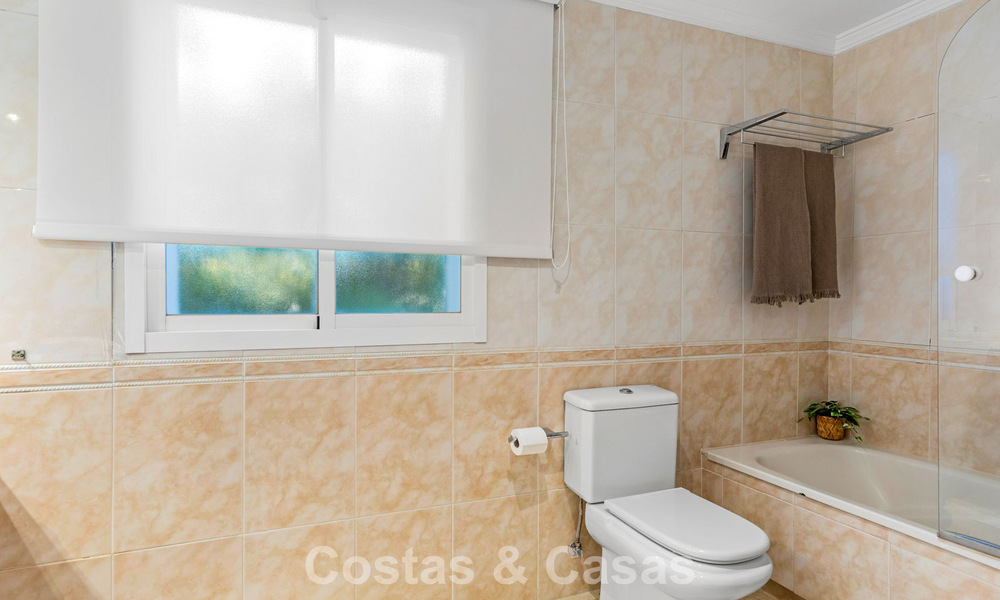 Zeer ruim tuinappartement te koop in een beachfront complex op de New Golden Mile tussen Marbella en Estepona 792125