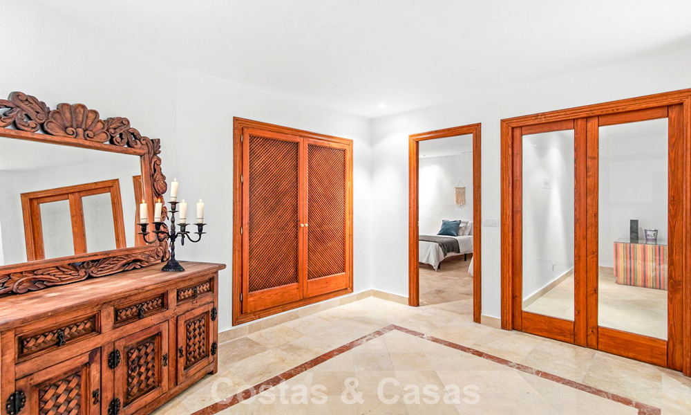 Zeer ruim tuinappartement te koop in een beachfront complex op de New Golden Mile tussen Marbella en Estepona 792129