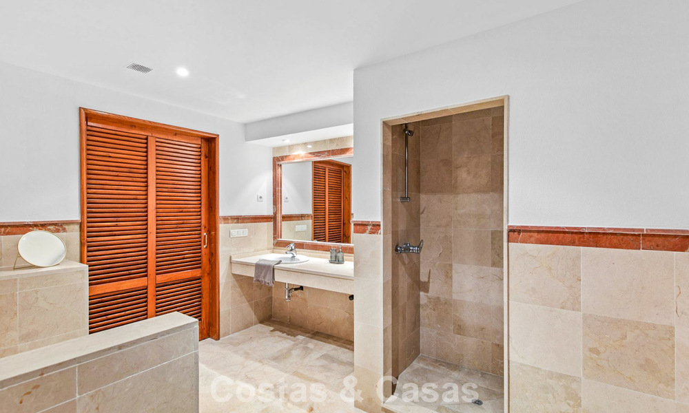 Zeer ruim tuinappartement te koop in een beachfront complex op de New Golden Mile tussen Marbella en Estepona 792130