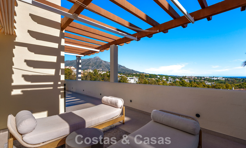 Eigentijds gerenoveerd duplex penthouse met privézwembad en panoramisch zeezicht in Nueva Andalucia, Marbella 792144
