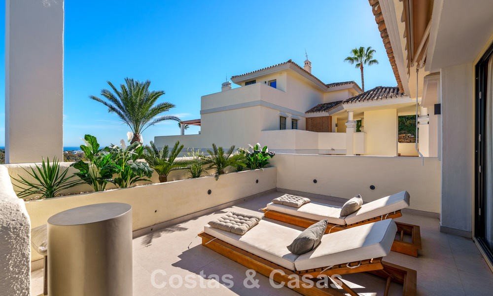 Eigentijds gerenoveerd duplex penthouse met privézwembad en panoramisch zeezicht in Nueva Andalucia, Marbella 792146