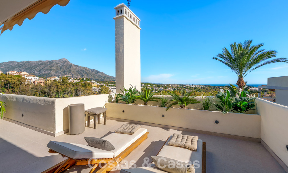 Eigentijds gerenoveerd duplex penthouse met privézwembad en panoramisch zeezicht in Nueva Andalucia, Marbella 792152