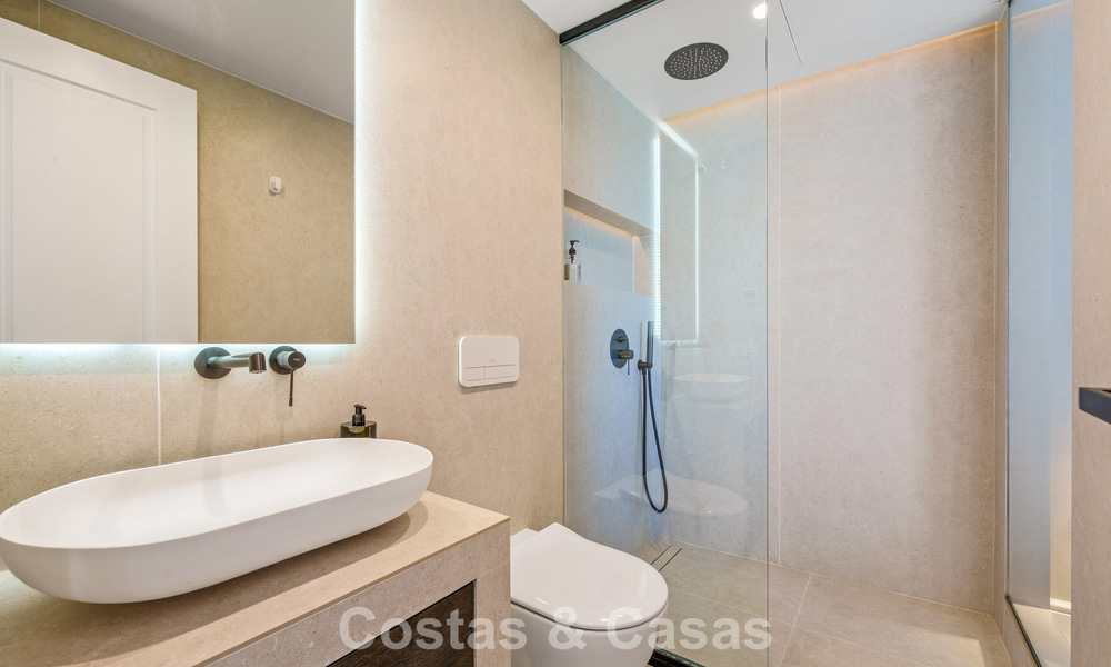 Eigentijds gerenoveerd duplex penthouse met privézwembad en panoramisch zeezicht in Nueva Andalucia, Marbella 792165