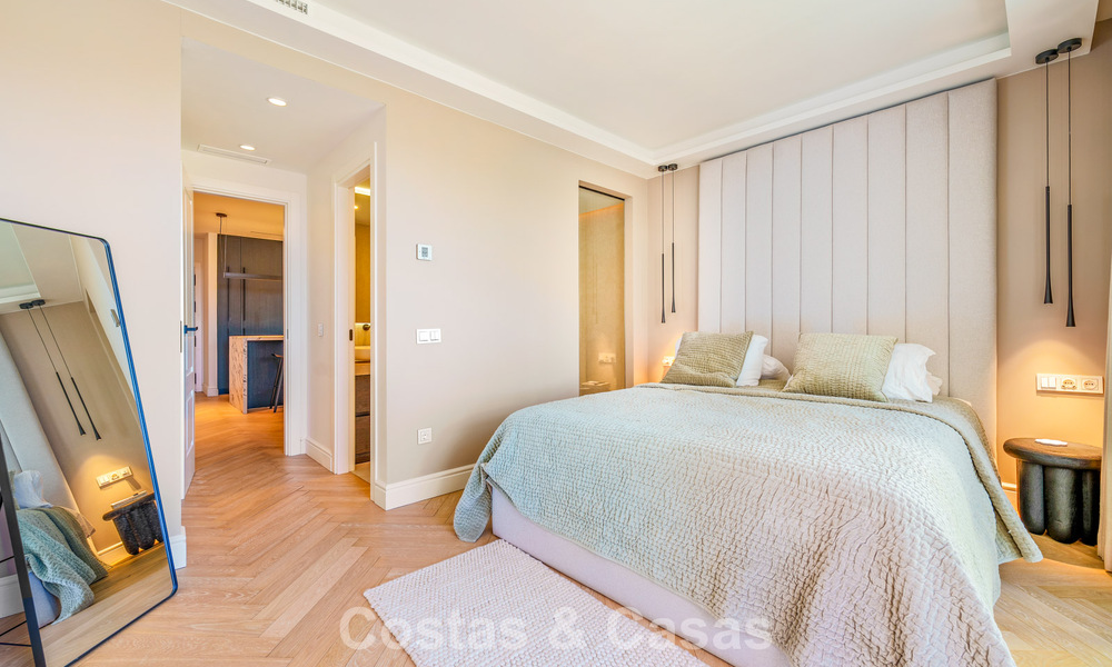Eigentijds gerenoveerd duplex penthouse met privézwembad en panoramisch zeezicht in Nueva Andalucia, Marbella 792166