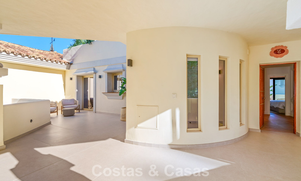 Eigentijds gerenoveerd duplex penthouse met privézwembad en panoramisch zeezicht in Nueva Andalucia, Marbella 792167