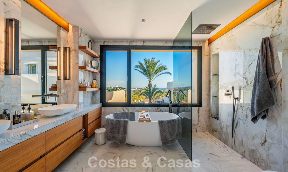 Eigentijds gerenoveerd duplex penthouse met privézwembad en panoramisch zeezicht in Nueva Andalucia, Marbella 792171
