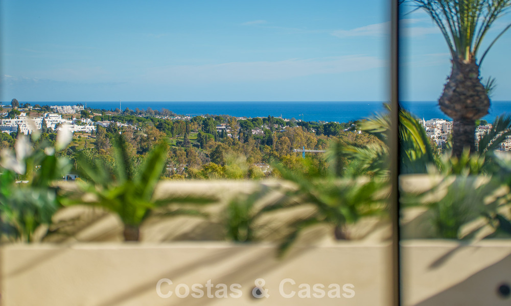 Eigentijds gerenoveerd duplex penthouse met privézwembad en panoramisch zeezicht in Nueva Andalucia, Marbella 792176