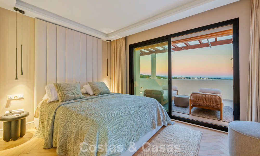 Eigentijds gerenoveerd duplex penthouse met privézwembad en panoramisch zeezicht in Nueva Andalucia, Marbella 792178