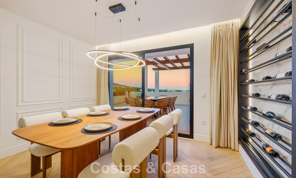 Eigentijds gerenoveerd duplex penthouse met privézwembad en panoramisch zeezicht in Nueva Andalucia, Marbella 792179