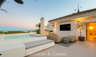 Eigentijds gerenoveerd duplex penthouse met privézwembad en panoramisch zeezicht in Nueva Andalucia, Marbella 792184 