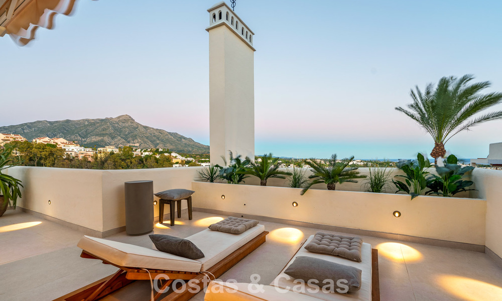 Eigentijds gerenoveerd duplex penthouse met privézwembad en panoramisch zeezicht in Nueva Andalucia, Marbella 792185