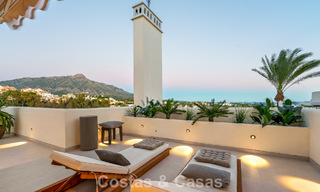 Eigentijds gerenoveerd duplex penthouse met privézwembad en panoramisch zeezicht in Nueva Andalucia, Marbella 792185 