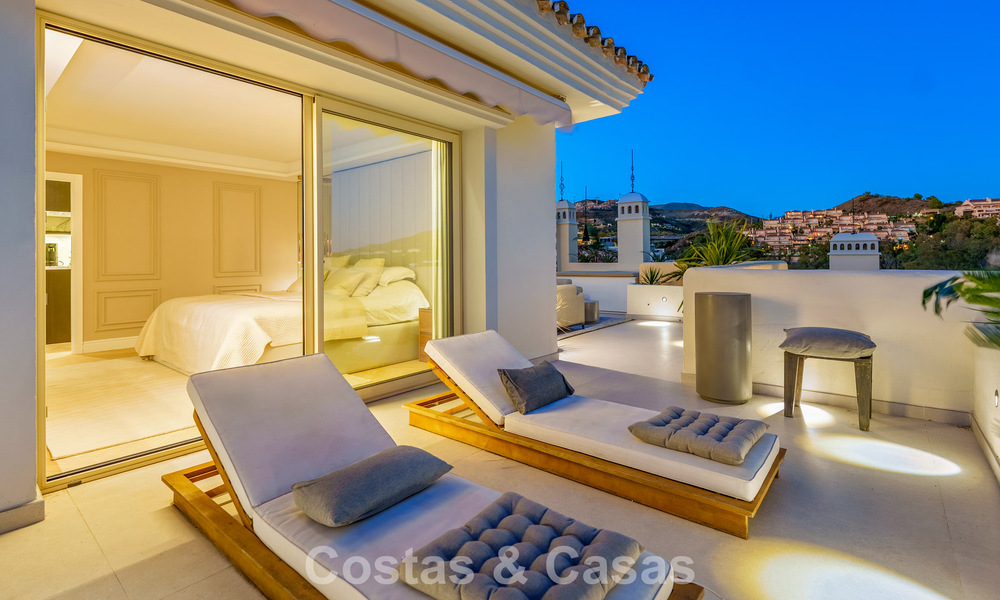 Eigentijds gerenoveerd duplex penthouse met privézwembad en panoramisch zeezicht in Nueva Andalucia, Marbella 792186