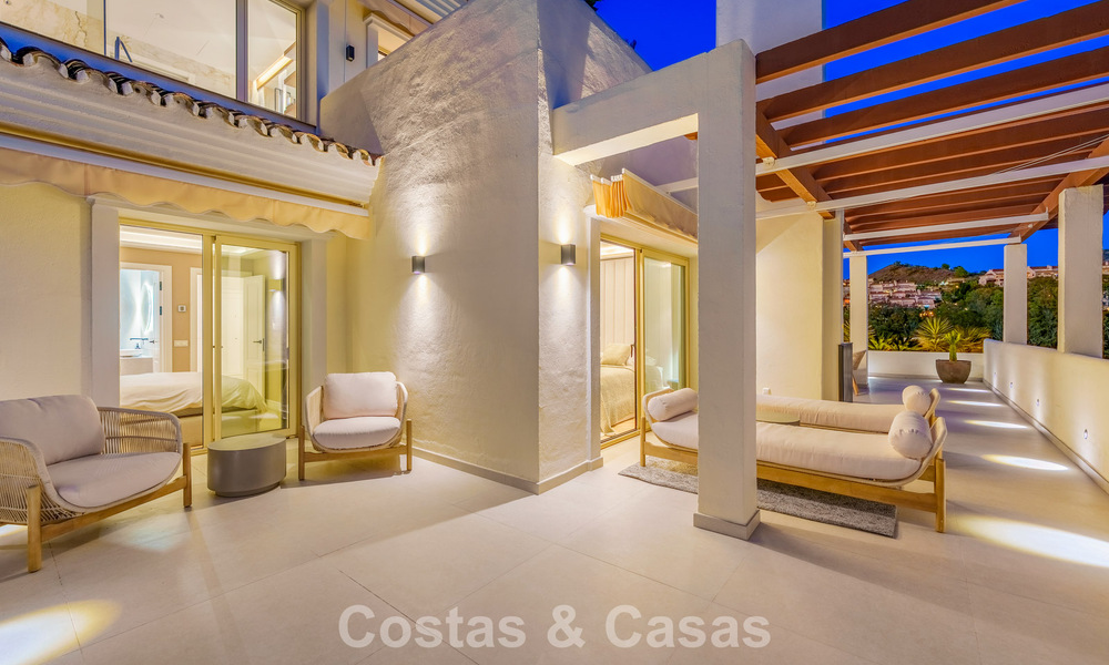 Eigentijds gerenoveerd duplex penthouse met privézwembad en panoramisch zeezicht in Nueva Andalucia, Marbella 792187