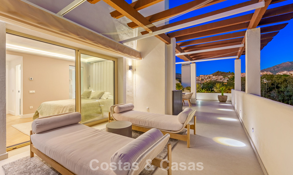 Eigentijds gerenoveerd duplex penthouse met privézwembad en panoramisch zeezicht in Nueva Andalucia, Marbella 792188