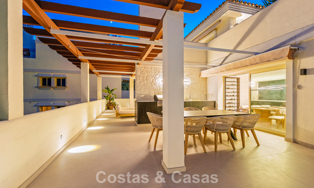 Eigentijds gerenoveerd duplex penthouse met privézwembad en panoramisch zeezicht in Nueva Andalucia, Marbella 792189