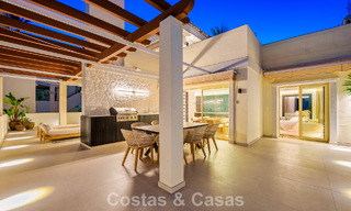 Eigentijds gerenoveerd duplex penthouse met privézwembad en panoramisch zeezicht in Nueva Andalucia, Marbella 792191 