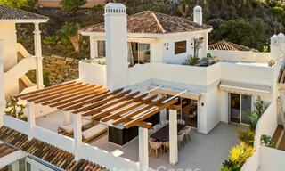 Eigentijds gerenoveerd duplex penthouse met privézwembad en panoramisch zeezicht in Nueva Andalucia, Marbella 792193 
