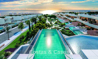 High-end luxe appartement te koop in een eerstelijnstrand complex ten oosten van Marbella centrum 792207 