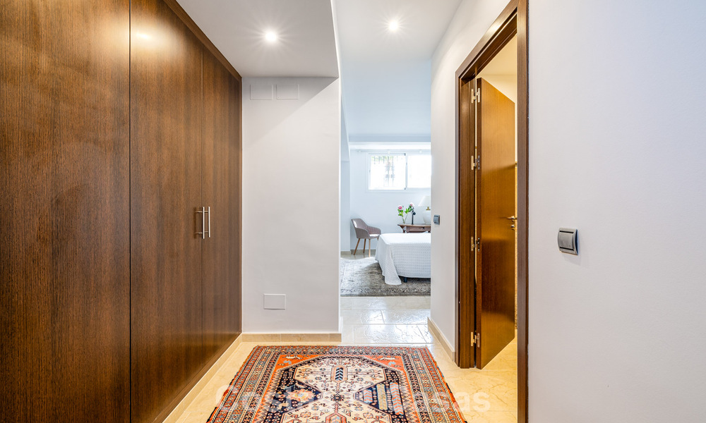 Elegant herenhuis met 4 slaapkamers te koop in een gated en beveiligde community van Nueva Andalucia, Marbella 792234