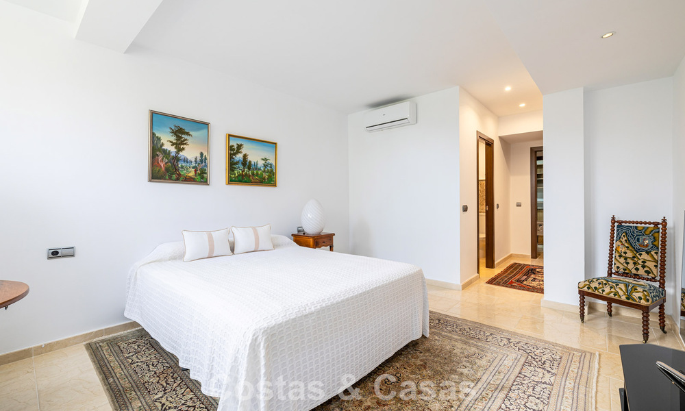 Elegant herenhuis met 4 slaapkamers te koop in een gated en beveiligde community van Nueva Andalucia, Marbella 792237