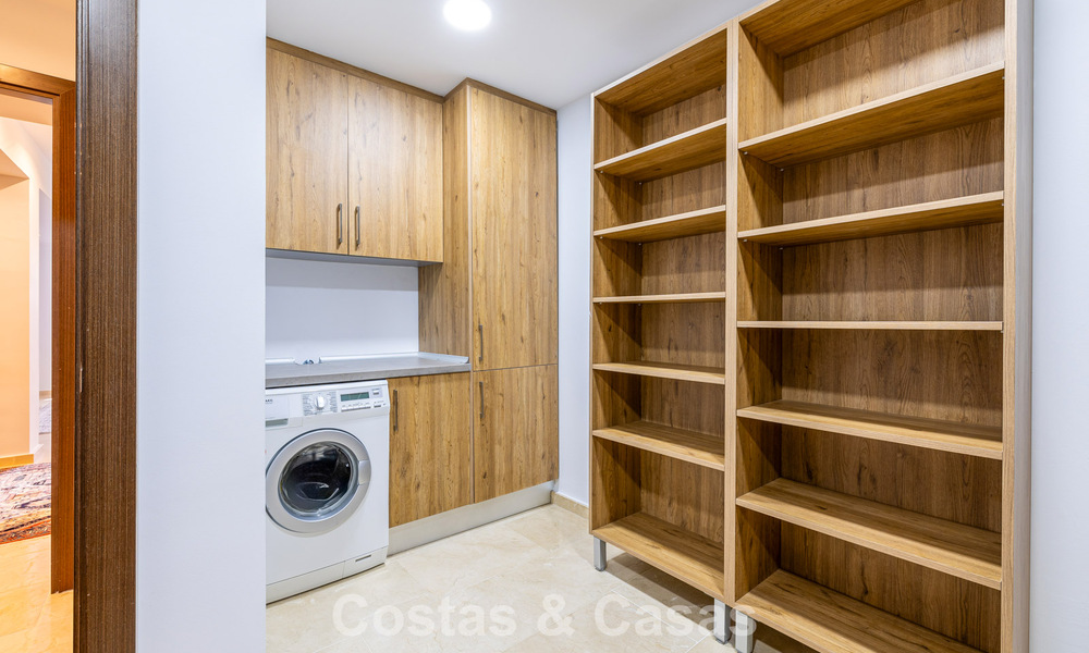 Elegant herenhuis met 4 slaapkamers te koop in een gated en beveiligde community van Nueva Andalucia, Marbella 792239