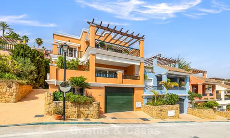 Elegant herenhuis met 4 slaapkamers te koop in een gated en beveiligde community van Nueva Andalucia, Marbella 792241