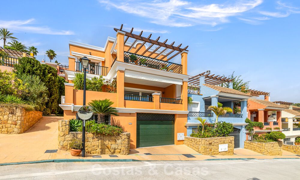 Elegant herenhuis met 4 slaapkamers te koop in een gated en beveiligde community van Nueva Andalucia, Marbella 792241