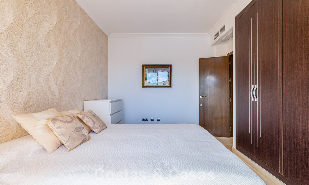 Elegant herenhuis met 4 slaapkamers te koop in een gated en beveiligde community van Nueva Andalucia, Marbella 792246