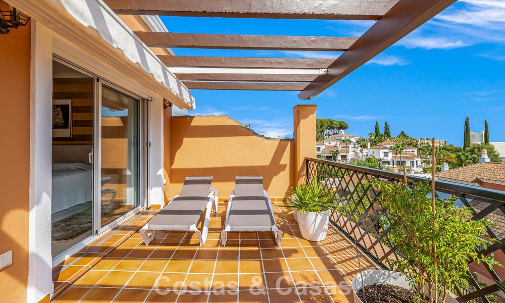 Elegant herenhuis met 4 slaapkamers te koop in een gated en beveiligde community van Nueva Andalucia, Marbella 792248