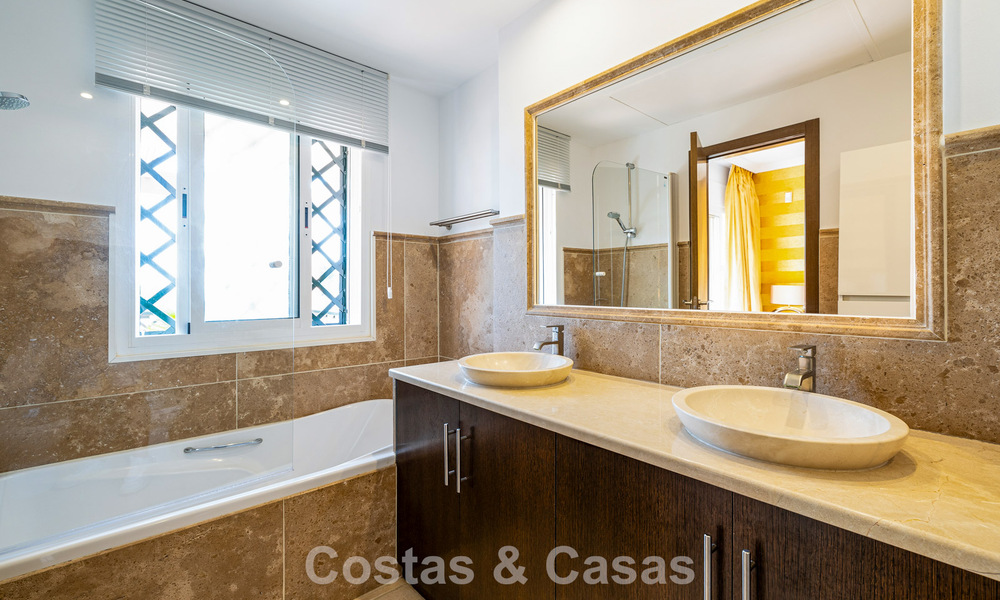 Elegant herenhuis met 4 slaapkamers te koop in een gated en beveiligde community van Nueva Andalucia, Marbella 792249