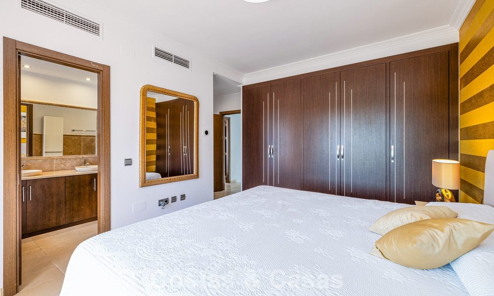 Elegant herenhuis met 4 slaapkamers te koop in een gated en beveiligde community van Nueva Andalucia, Marbella 792252