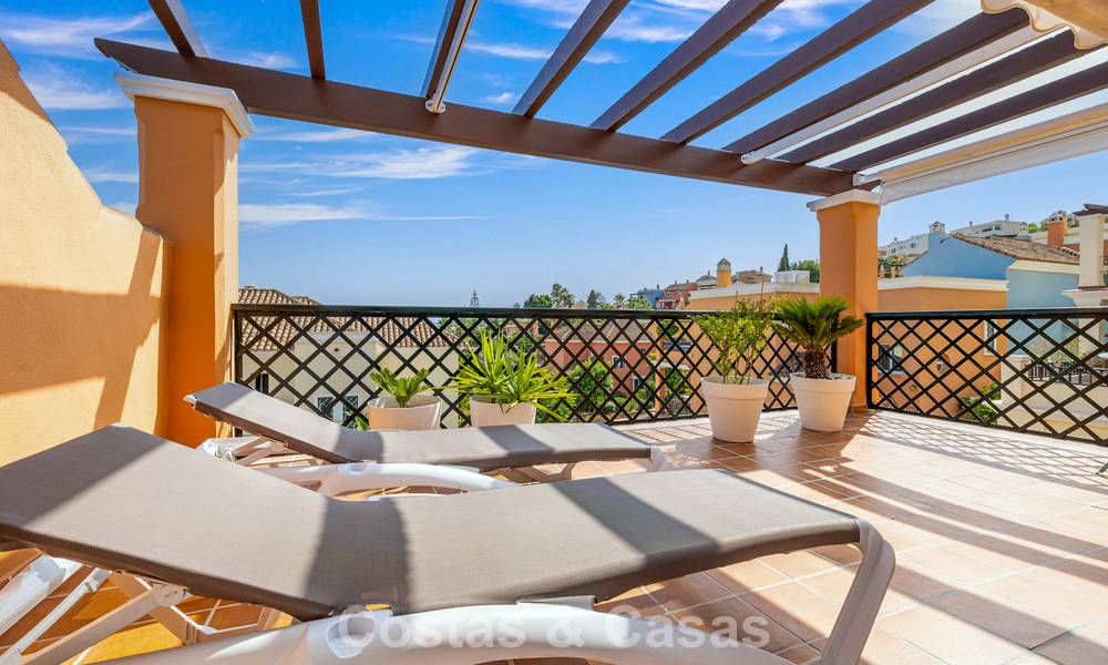 Elegant herenhuis met 4 slaapkamers te koop in een gated en beveiligde community van Nueva Andalucia, Marbella 792254