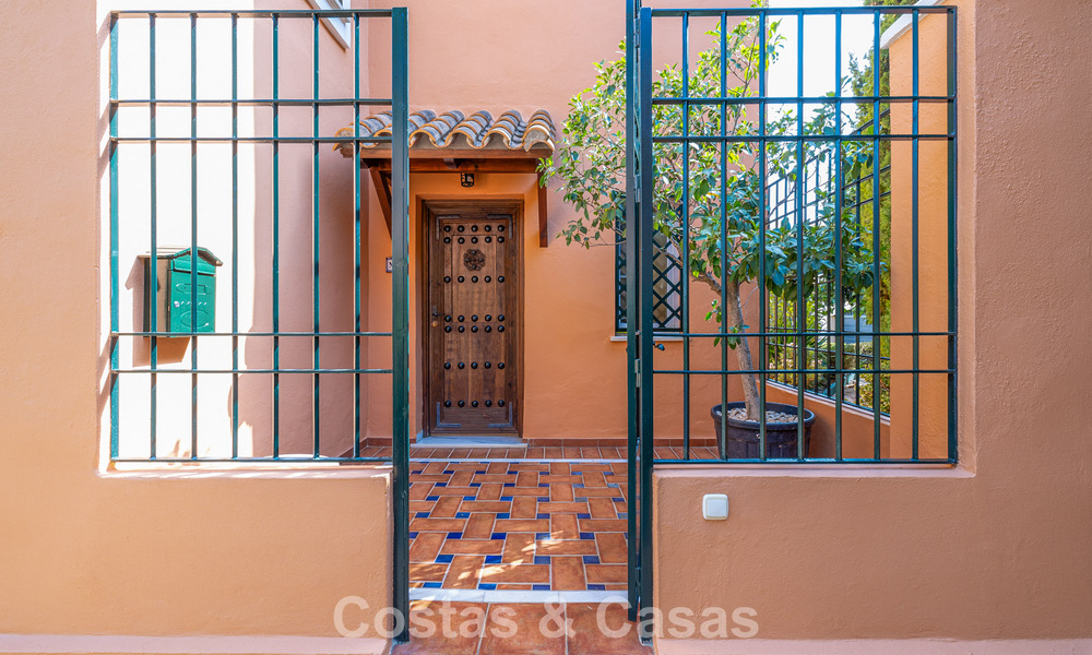 Elegant herenhuis met 4 slaapkamers te koop in een gated en beveiligde community van Nueva Andalucia, Marbella 792257