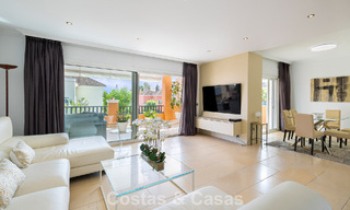 Elegant herenhuis met 4 slaapkamers te koop in een gated en beveiligde community van Nueva Andalucia, Marbella 792268 