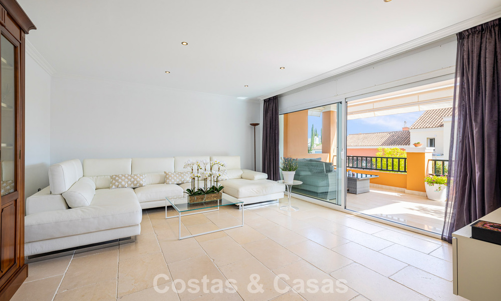 Elegant herenhuis met 4 slaapkamers te koop in een gated en beveiligde community van Nueva Andalucia, Marbella 792269