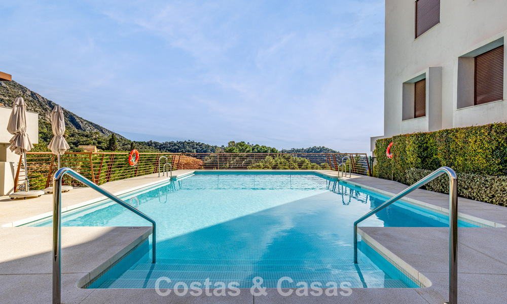 Modern penthouse te koop met panoramische uitzichten op zee en het Istán-meer, net boven Marbella’s Golden Mile 792275