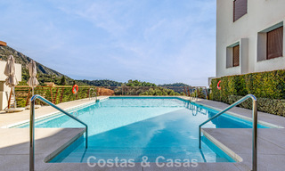 Modern penthouse te koop met panoramische uitzichten op zee en het Istán-meer, net boven Marbella’s Golden Mile 792275 