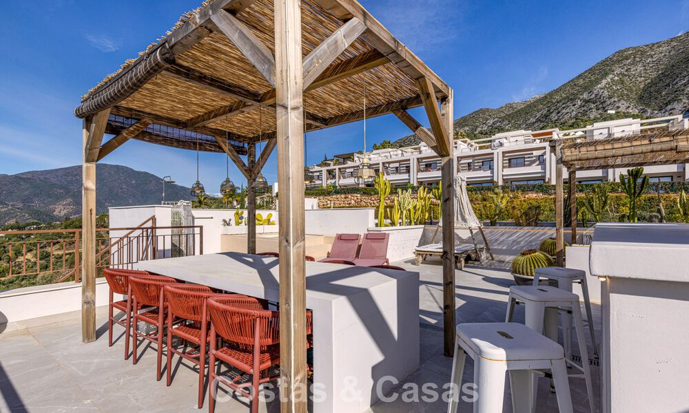 Modern penthouse te koop met panoramische uitzichten op zee en het Istán-meer, net boven Marbella’s Golden Mile 792283