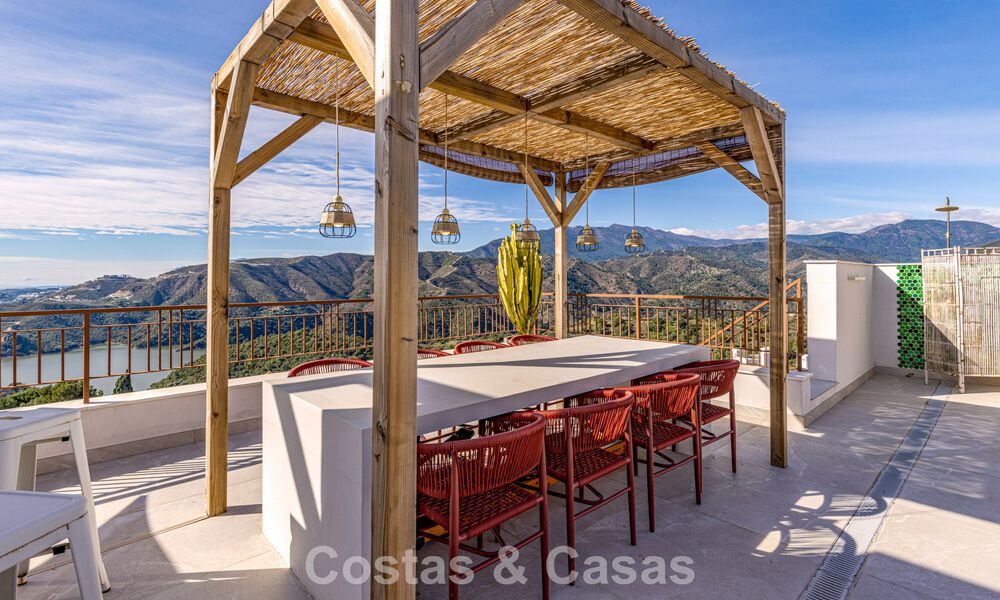 Modern penthouse te koop met panoramische uitzichten op zee en het Istán-meer, net boven Marbella’s Golden Mile 792290