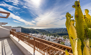 Modern penthouse te koop met panoramische uitzichten op zee en het Istán-meer, net boven Marbella’s Golden Mile 792295 