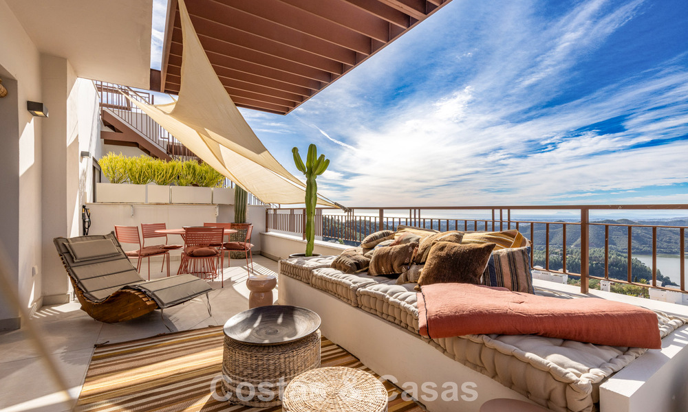 Modern penthouse te koop met panoramische uitzichten op zee en het Istán-meer, net boven Marbella’s Golden Mile 792299