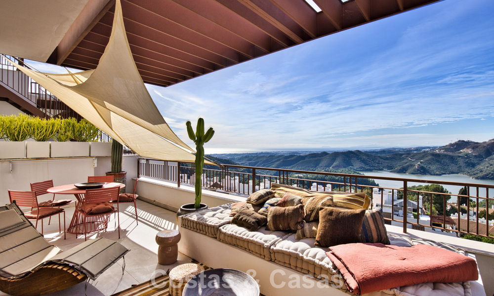 Modern penthouse te koop met panoramische uitzichten op zee en het Istán-meer, net boven Marbella’s Golden Mile 792304