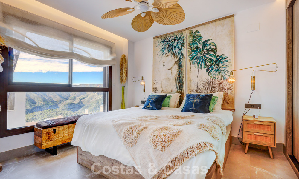 Modern penthouse te koop met panoramische uitzichten op zee en het Istán-meer, net boven Marbella’s Golden Mile 792308