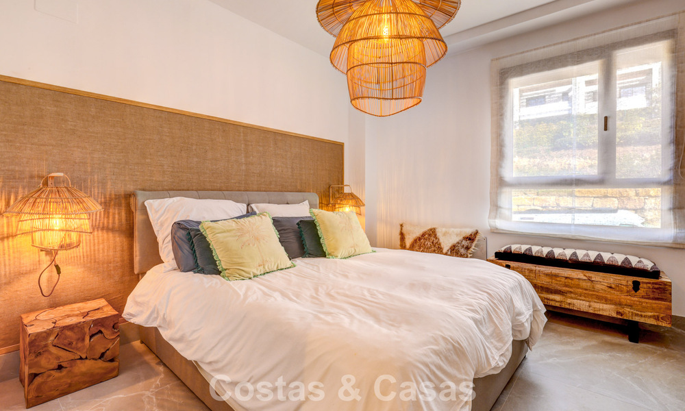 Modern penthouse te koop met panoramische uitzichten op zee en het Istán-meer, net boven Marbella’s Golden Mile 792313