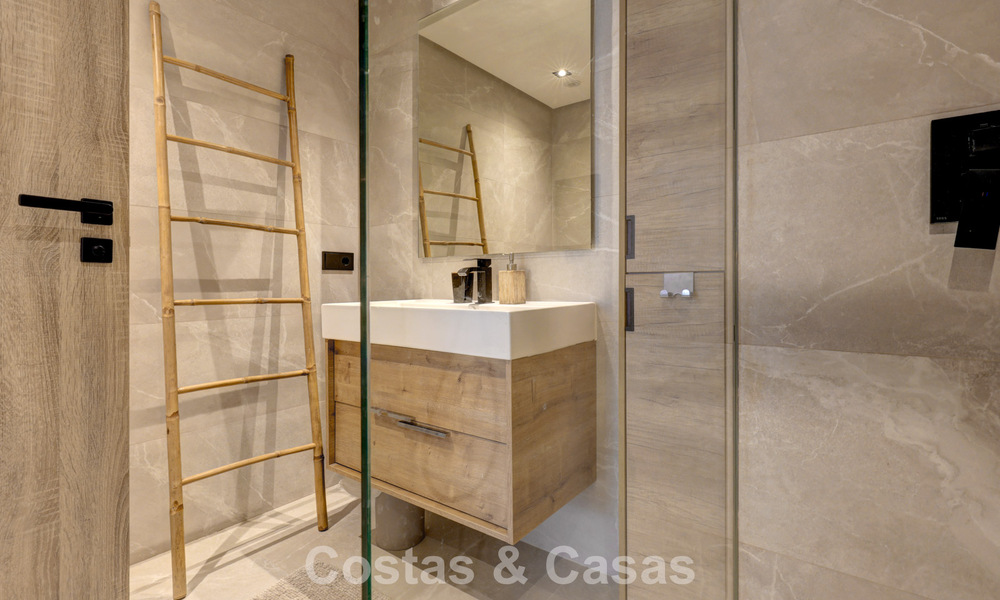 Modern penthouse te koop met panoramische uitzichten op zee en het Istán-meer, net boven Marbella’s Golden Mile 792316