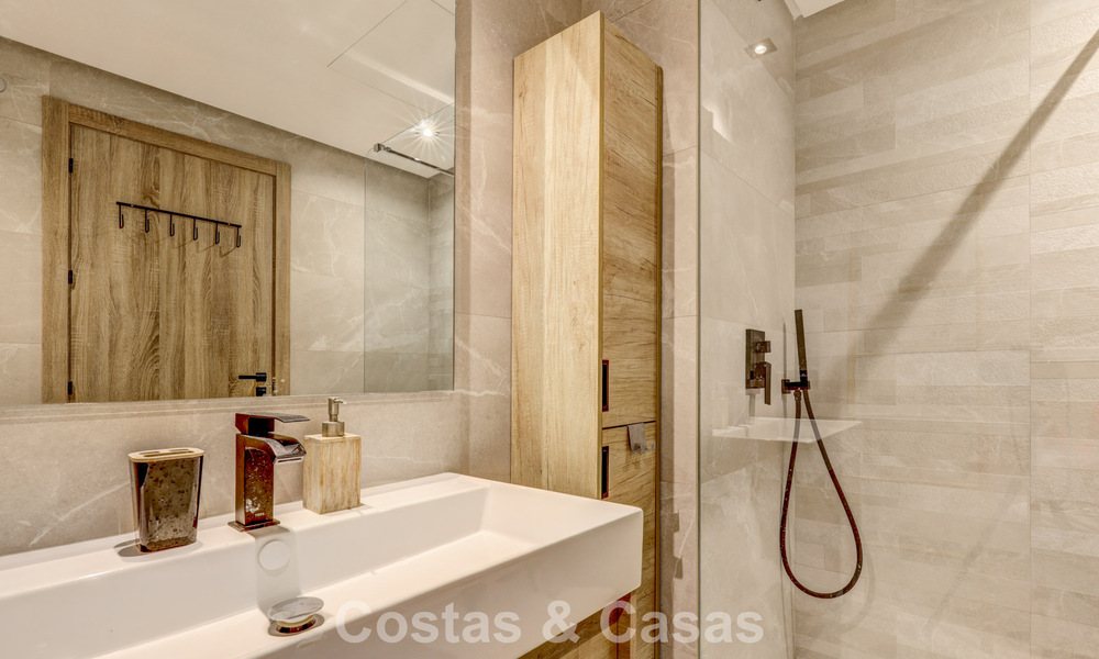 Modern penthouse te koop met panoramische uitzichten op zee en het Istán-meer, net boven Marbella’s Golden Mile 792317