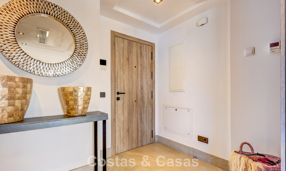 Modern penthouse te koop met panoramische uitzichten op zee en het Istán-meer, net boven Marbella’s Golden Mile 792320