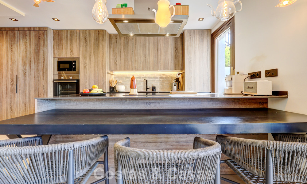 Modern penthouse te koop met panoramische uitzichten op zee en het Istán-meer, net boven Marbella’s Golden Mile 792325